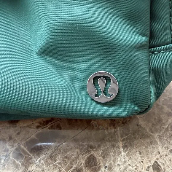 Lululemon Women’s Everywhere Belt Crossbody Bag 1L Green NWOT - Picture 6 of 12